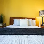 2 Bdr Apt W Balcony In Heart Of Hollywood