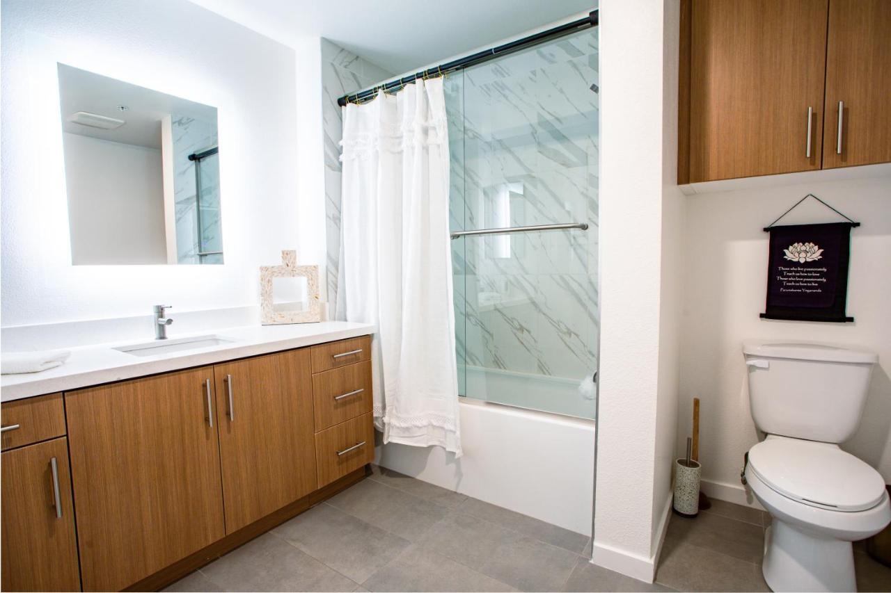 2 Bdr W Balcony In Heart Of Hollywood *