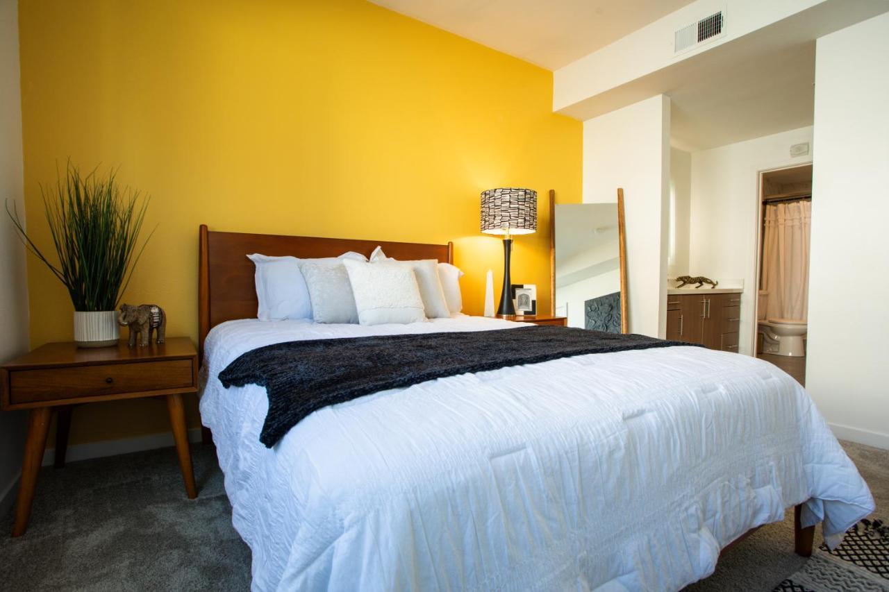 2 Bdr W Balcony In Heart Of Hollywood